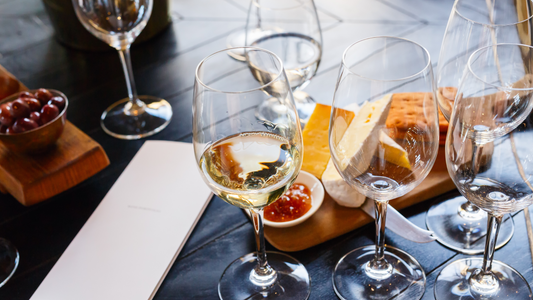 Tisch mit Wein, Weintrauben und Käse