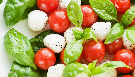 Tomaten und Mozzarella Salat mit Croutons