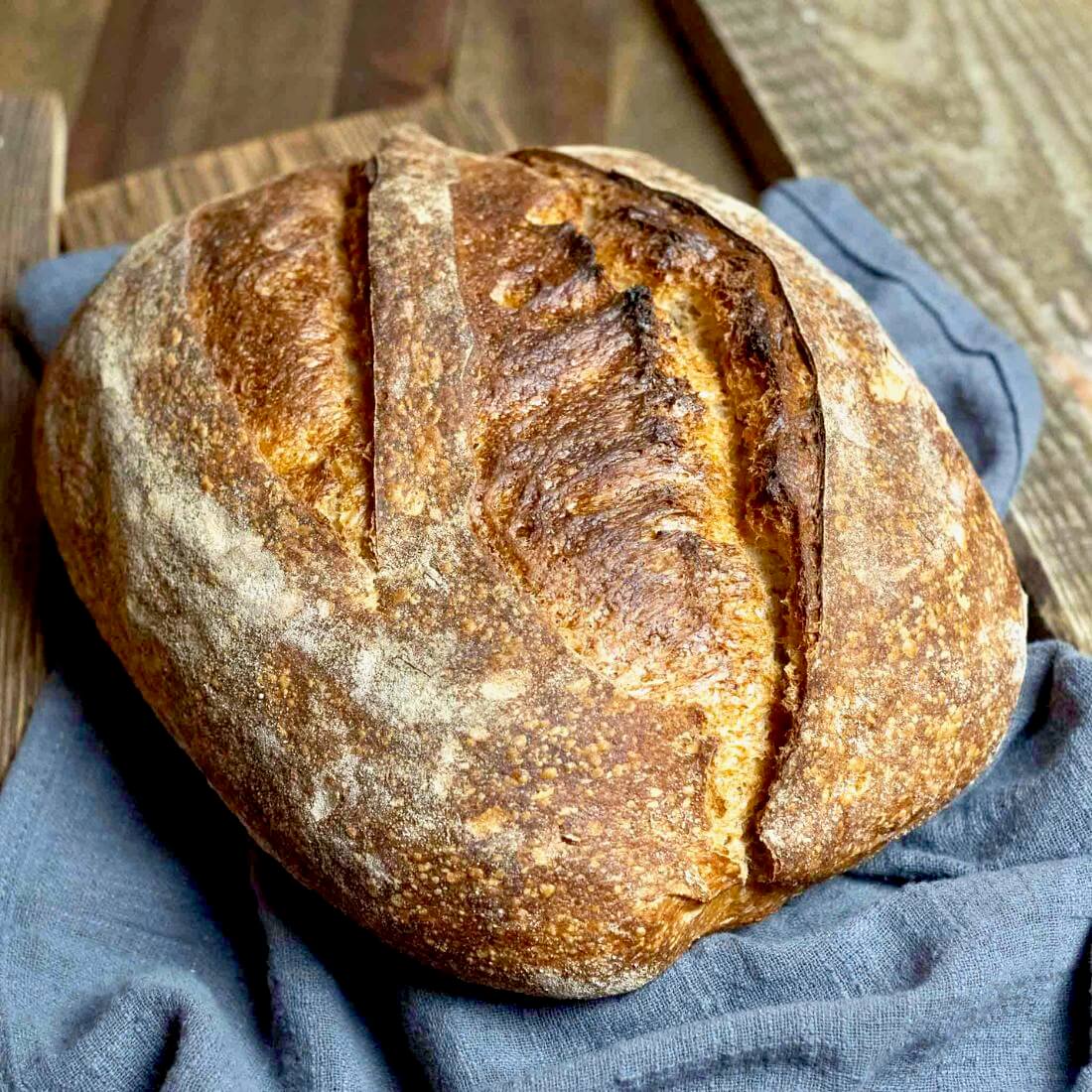 Weizensauerteigbrot im Ganzen