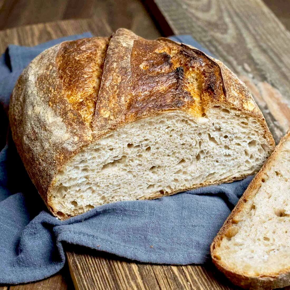 Weizensauerteigbrot aufgeschnitten