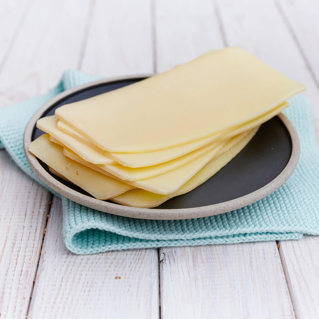 Eifeler Bergkäse mittelalt in Scheiben