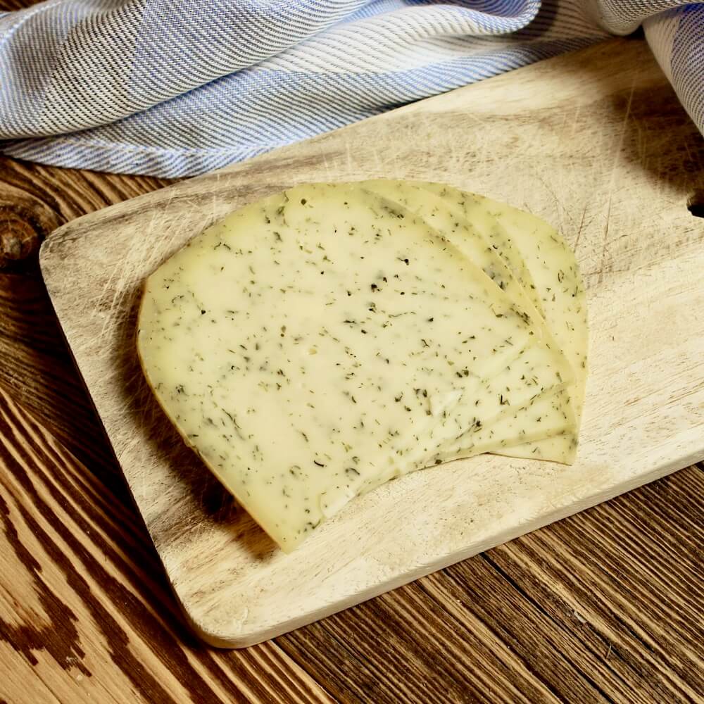 Eifeler Bergkäse mit Gartenkräutern in Scheiben