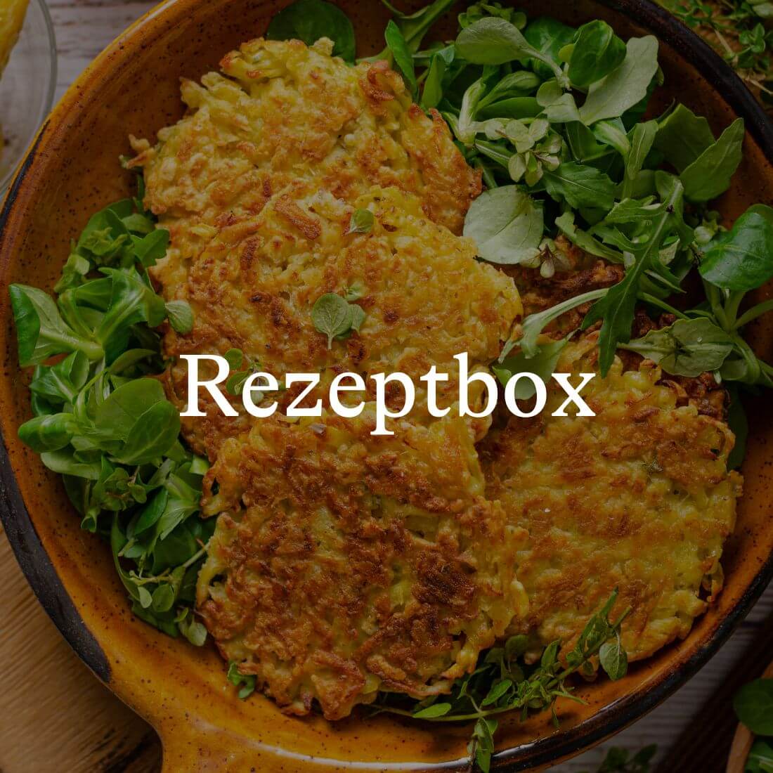 Möhren-Kartoffel-Puffer auf Salatbett Rezeptbox